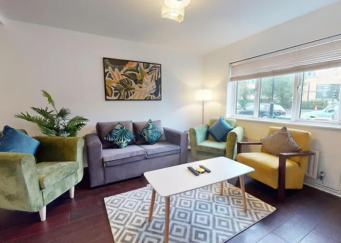 Parlaunt House - 3 Bedroom With Free Parking