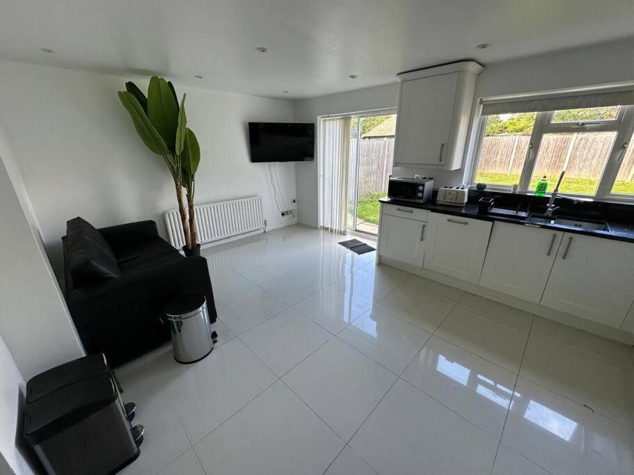 Parlaunt House - 3 Bedroom With Free Parking Slough