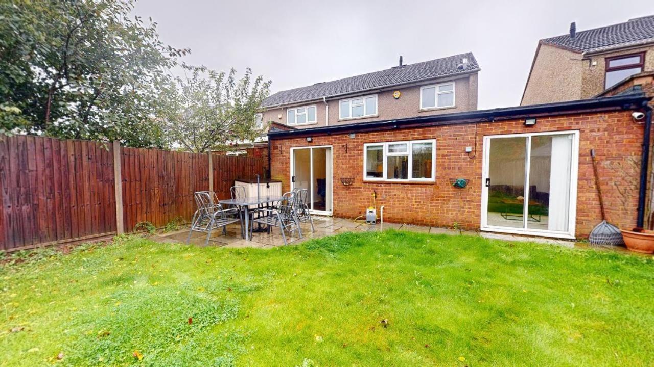 Parlaunt House - 3 Bedroom With Free Parking Holiday home Slough