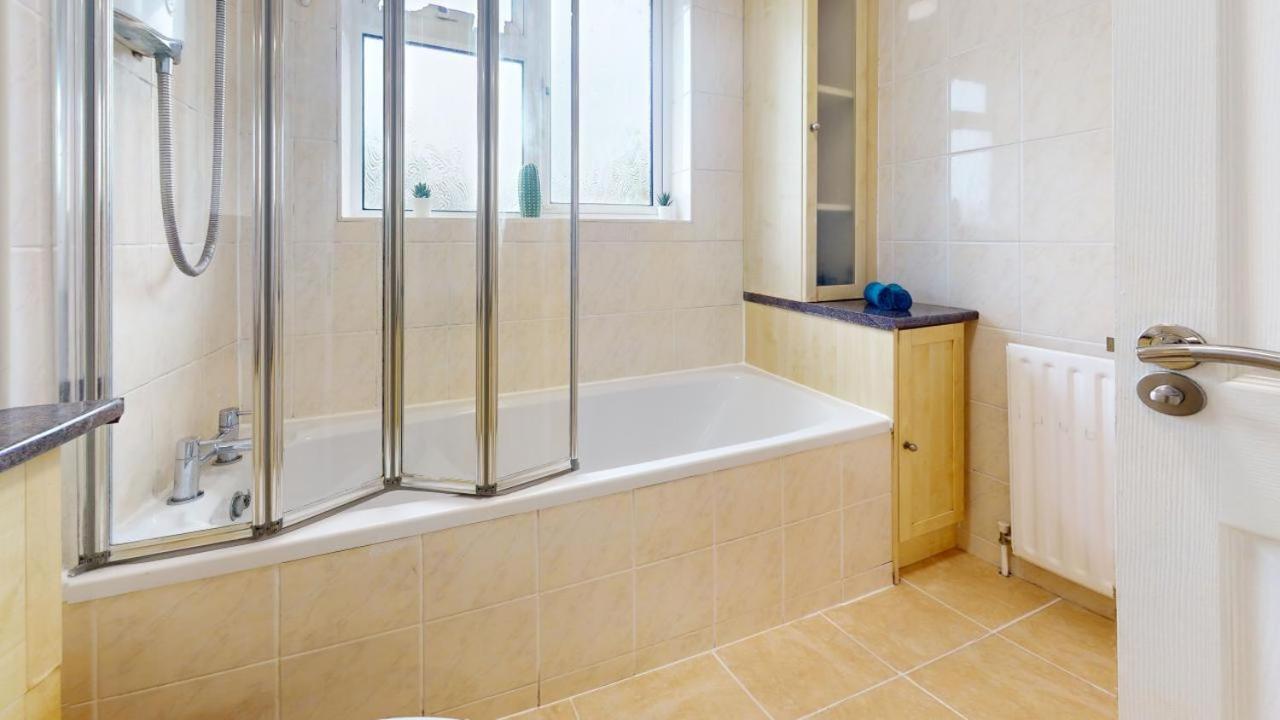 Parlaunt House - 3 Bedroom With Free Parking * Slough