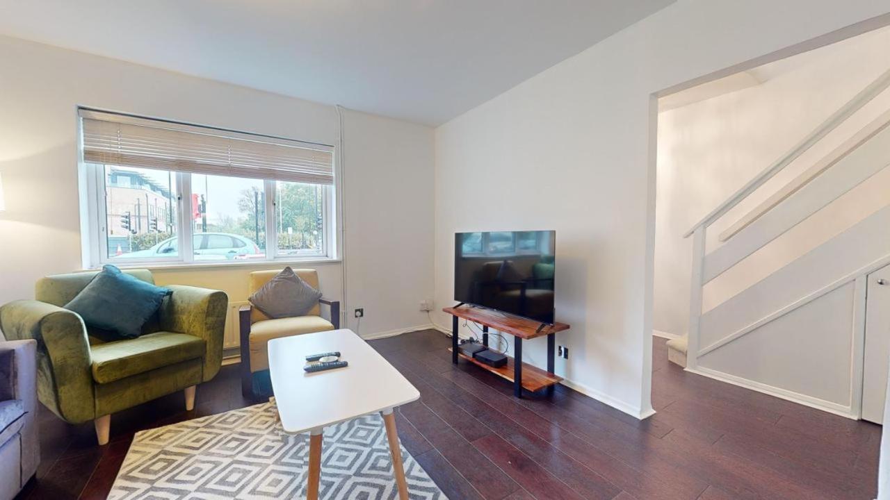 Parlaunt House - 3 Bedroom With Free Parking