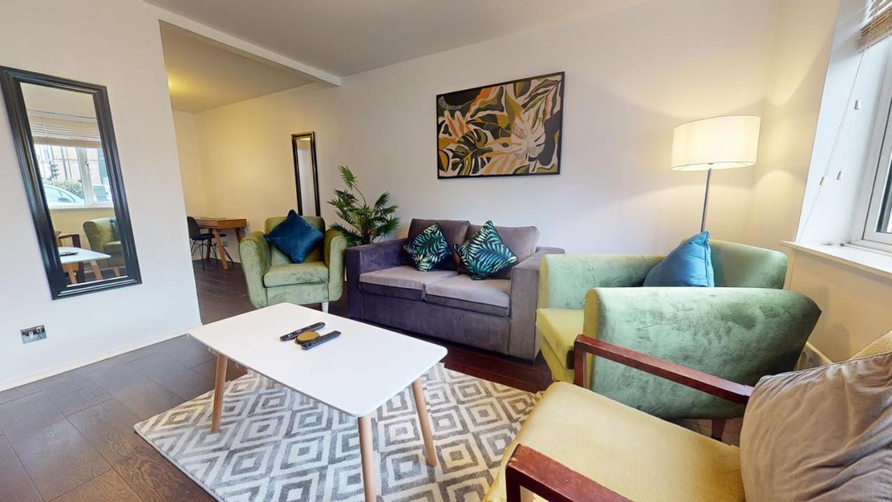 Parlaunt House - 3 Bedroom With Free Parking