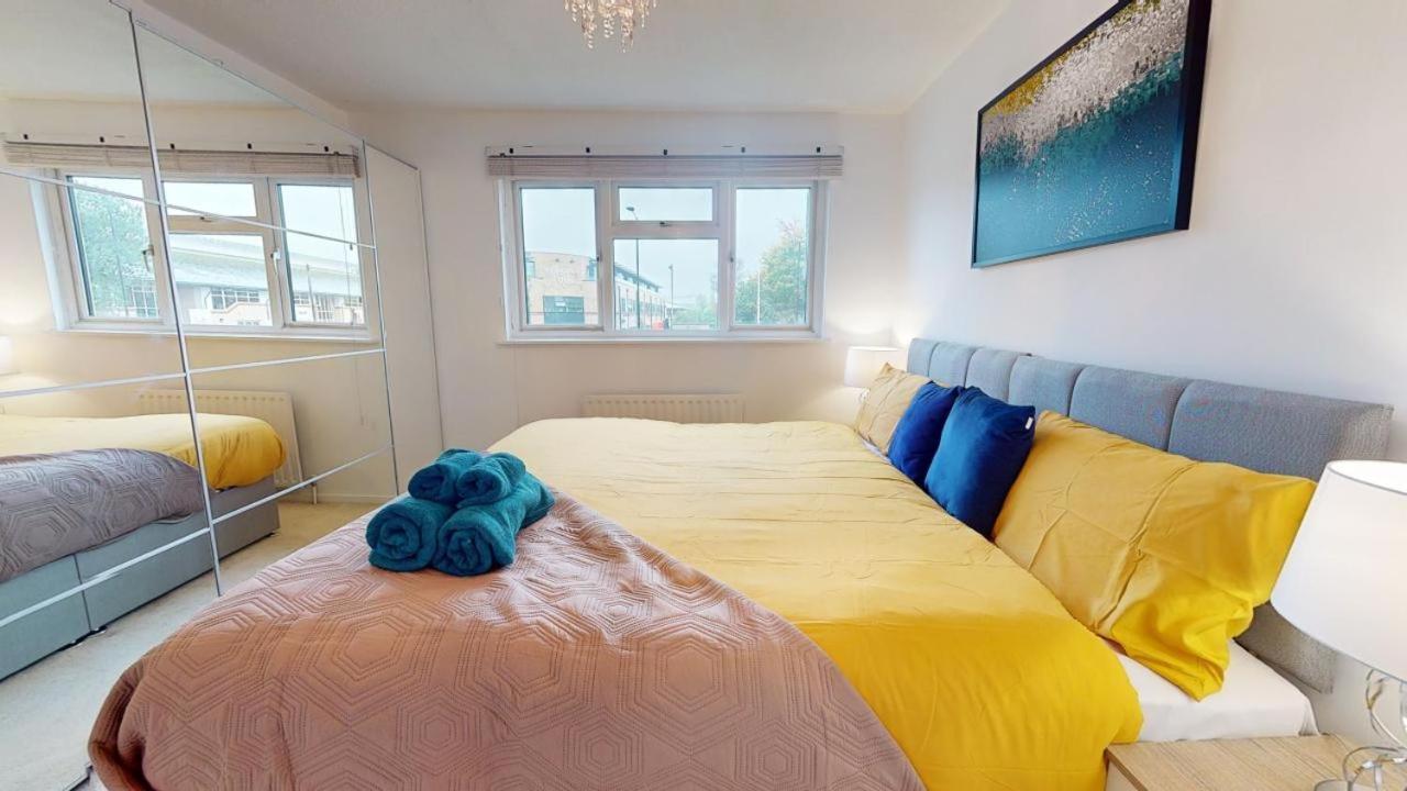 Parlaunt House - 3 Bedroom With Free Parking Holiday home *