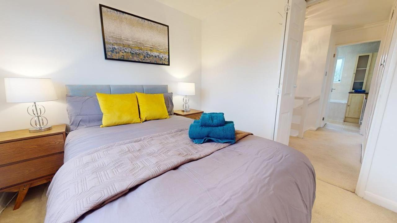 Parlaunt House - 3 Bedroom With Free Parking * Slough