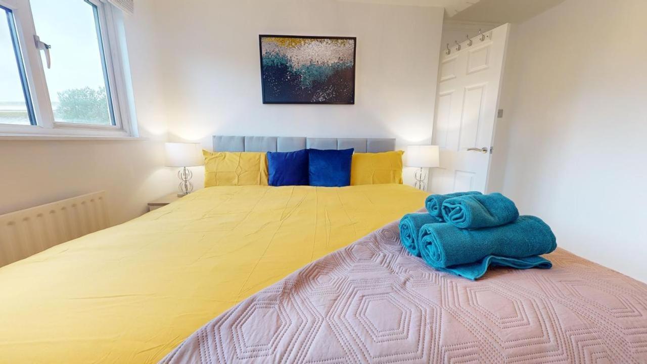 Parlaunt House - 3 Bedroom With Free Parking