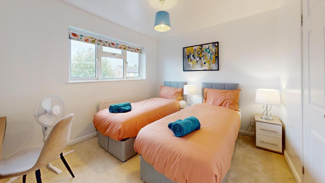 Parlaunt House - 3 Bedroom With Free Parking Holiday home Slough