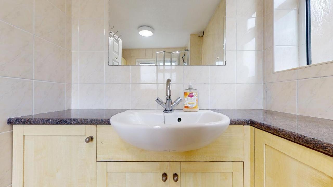 Parlaunt House - 3 Bedroom With Free Parking * Slough