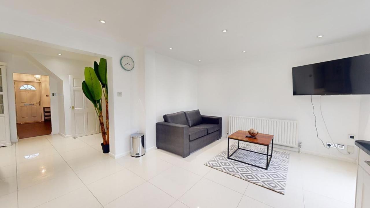 Holiday home Parlaunt House - 3 Bedroom With Free Parking *
