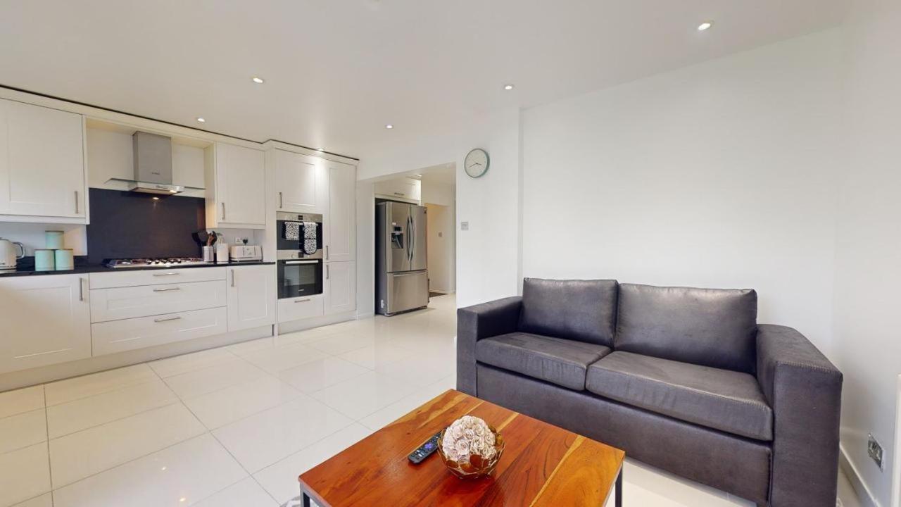 Parlaunt House - 3 Bedroom With Free Parking Holiday home