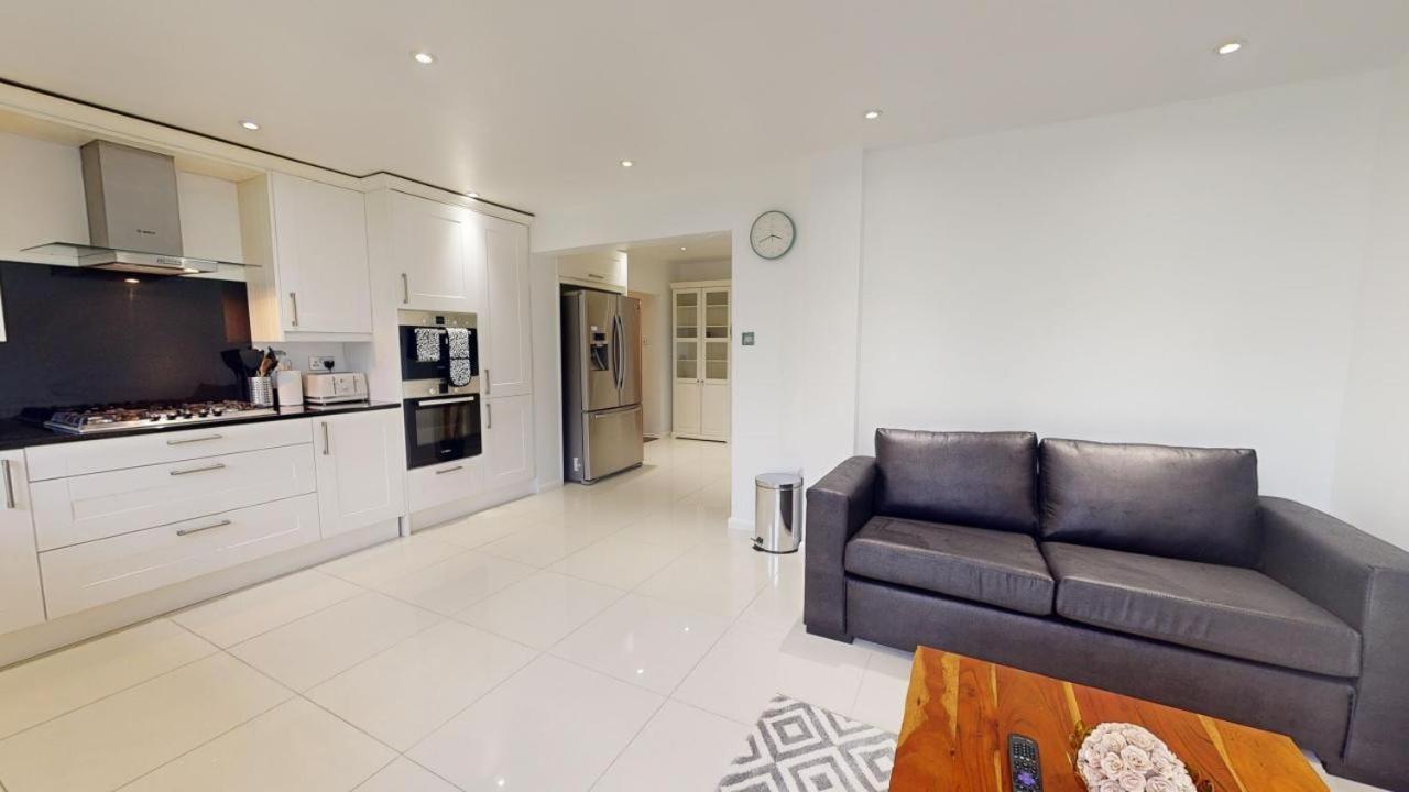 Parlaunt House - 3 Bedroom With Free Parking *