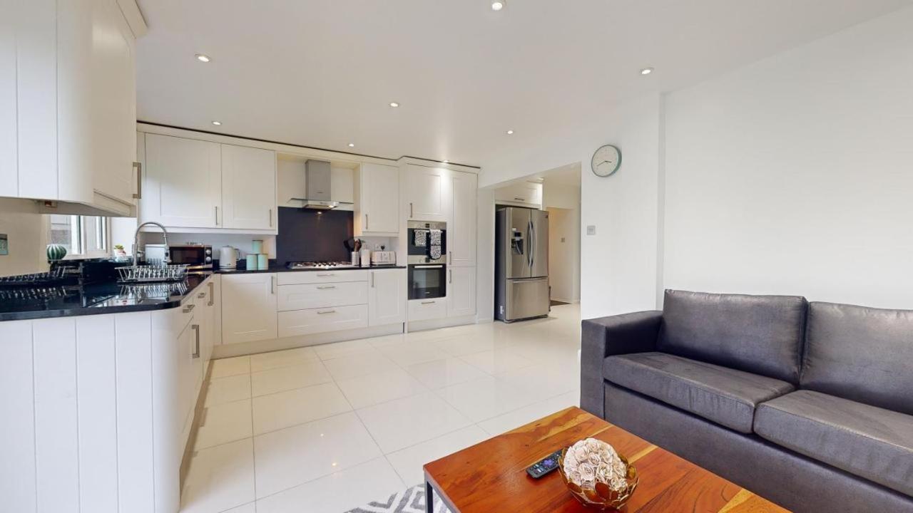 Holiday home Parlaunt House - 3 Bedroom With Free Parking *
